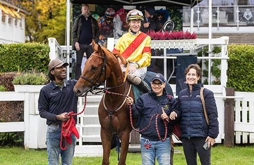 Cathrine Erichsen med Rosemary's Baby, vinner av Erik O Steen Norsk Oaks 2024 Cathrine Erichsen med Rosemary's Baby, vinner av Erik O Steen Norsk Oaks 2024